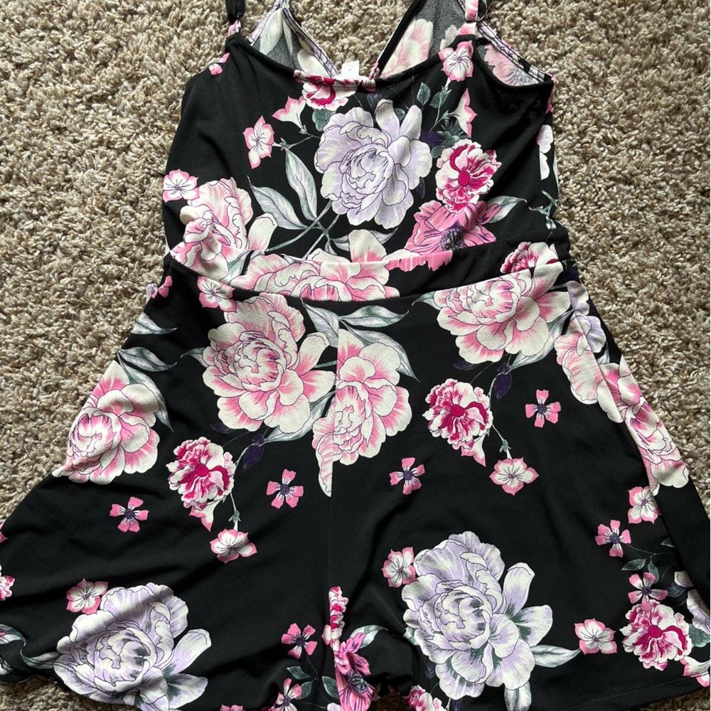 Romper🌺🌸 - Picture 2 of 3